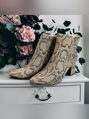NWB X2B NESSA POINTED TOE FAUX SNAKESKIN BLOCK HEEL ANKLE BOOTS SIZE 7
